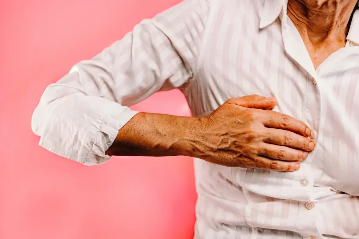 Douleurs sous les côtes droites : causes, symptômes et quand consulter